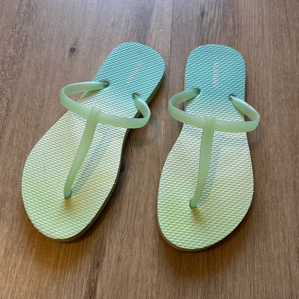 Old Navy flip flops, women’s size 6
